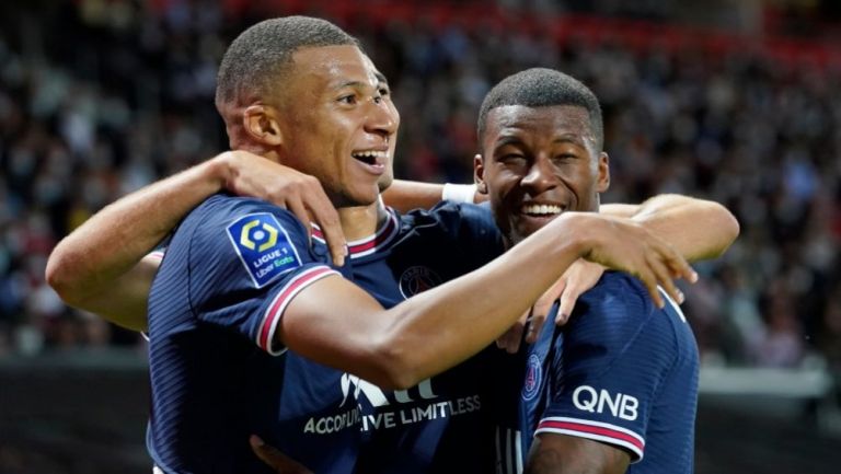 Mbappé festejando un gol a favor del PSG