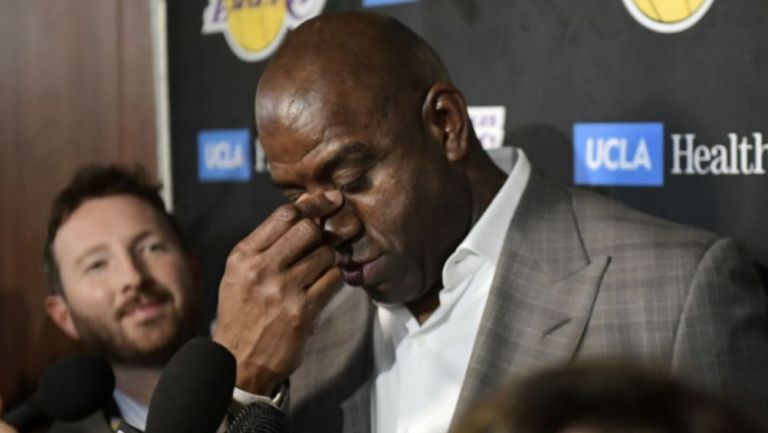 Magic Johnson atendiendo a la prensa