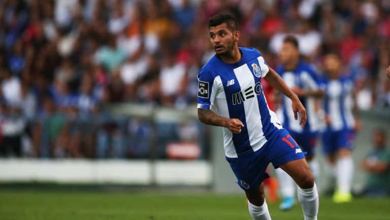 Tecatito Corona durante un partido con el Porto