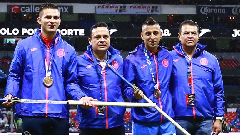 Medallistas olímpicos son homenajeados en el Azteca