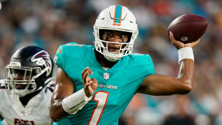 Tua Tagovailoa durante un partido con los Dolphins