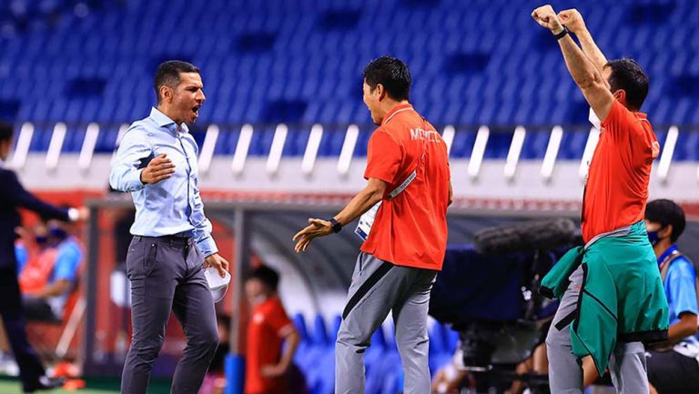 Lozano celebra gol en partido por la medalla de bronce en Tokio 2020 