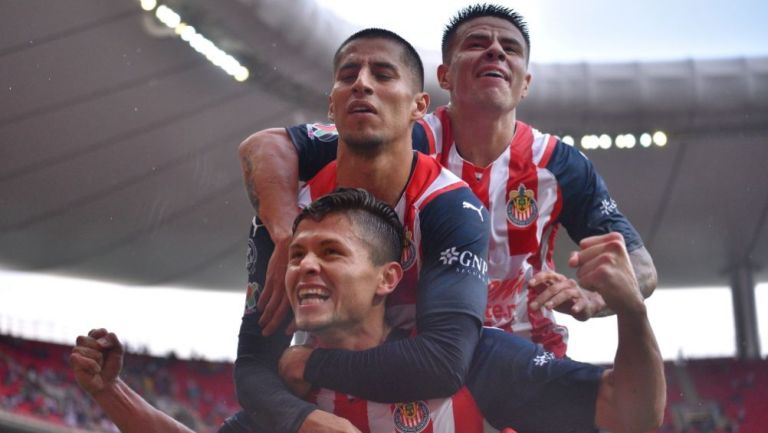 Jugadores de Chivas festejando un gol a favor