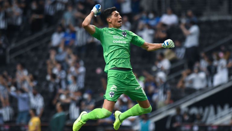 Esteban Andrada festeja un gol con Rayados