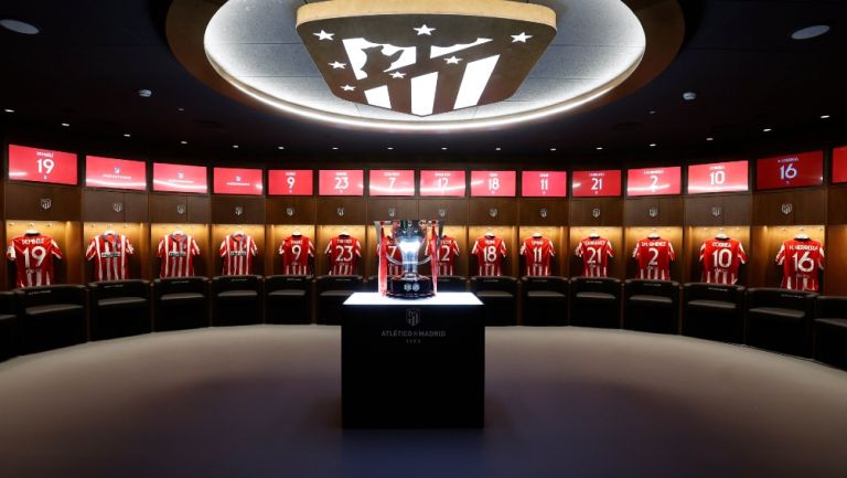 Vestidores del Atlético de Madrid con el trofeo de LaLiga