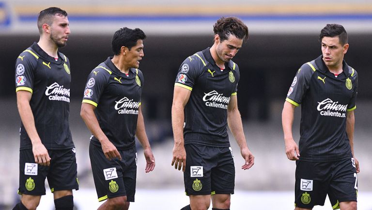 Jugadores de Chivas en el partido contra Pumas 