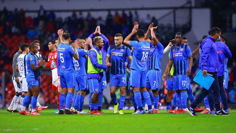 Jugadores de Cruz Azul se saludan en el Azteca