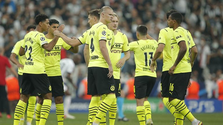 Jugadores de Borussia Dortmund festejan un gol