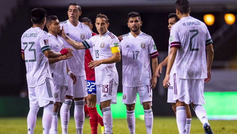 Jugadores de México celebran un tanto 