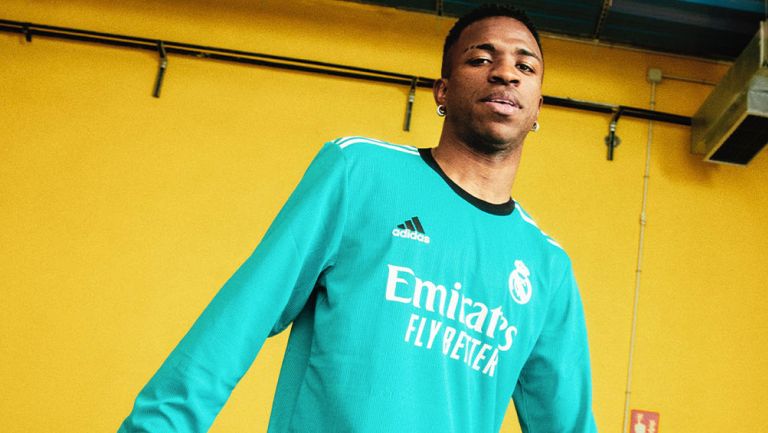 Vinícius Júnior posa con la nueva camiseta del Real Madrid