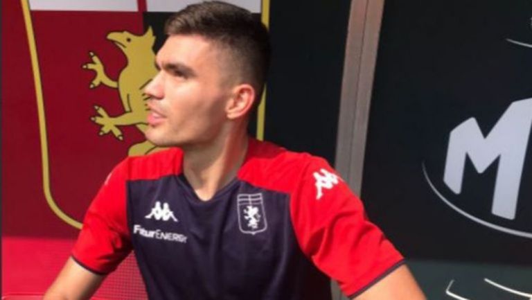 Johan Vásquez en un entrenamiento con el Genoa