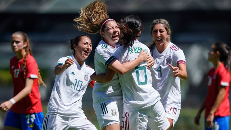 Jugadoras del Tri Femenil festejan una anotación