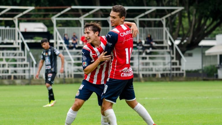 Jugadores de Chivas Sub 20 celebrando un gol