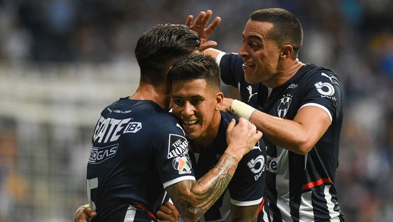 Jugadores de Rayados festejan un gol