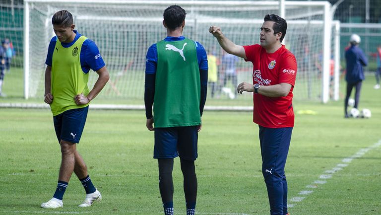 Leaño da instrucciones a jugadores de Chivas 