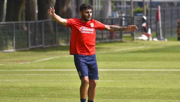 Alexis Vega en una práctica con Chivas 