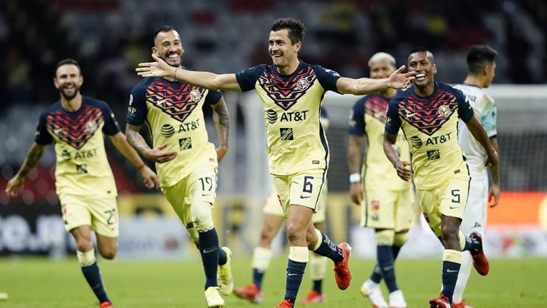 Jugadores de América festejan un gol