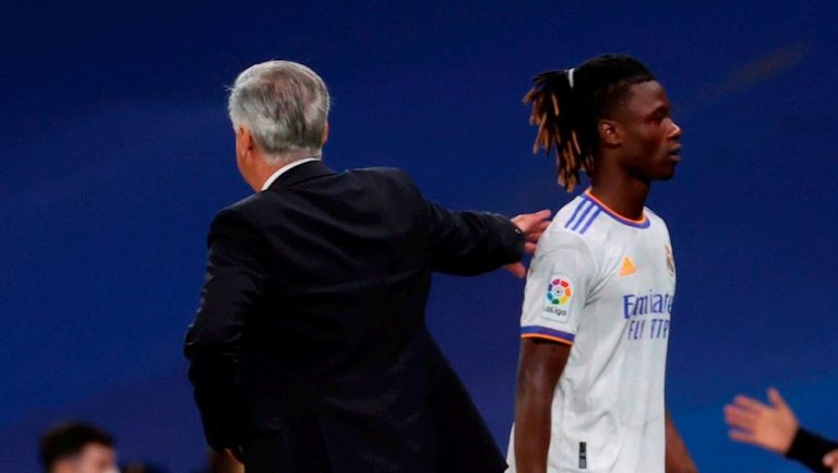 Ancelotti felicita a Camavinga en un partido del Madrid