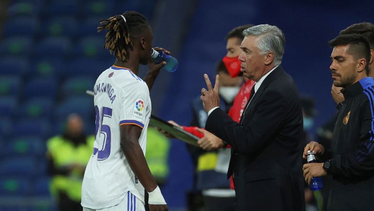 Carlo Ancelotti da instrucciones a Camavinga