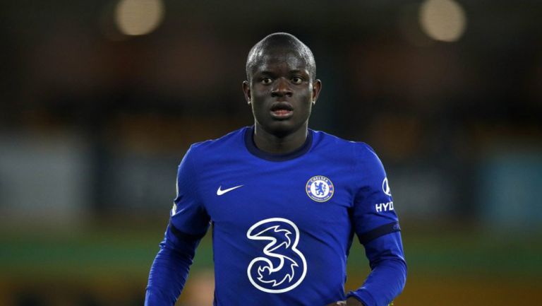 N'golo Kanté durante un duelo con el Chelsea 