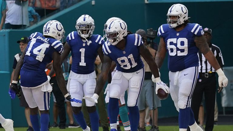 Jugadores de los Colts festejan un TD 