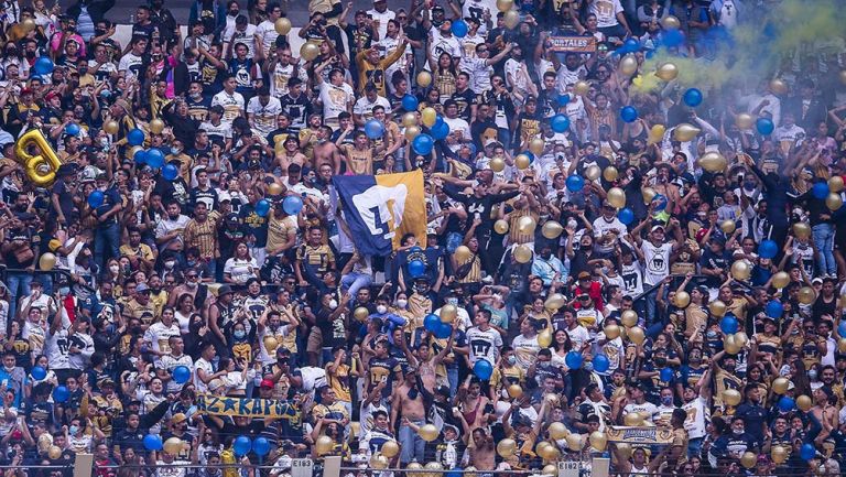 Aficionados de los Pumas en partido ante América 