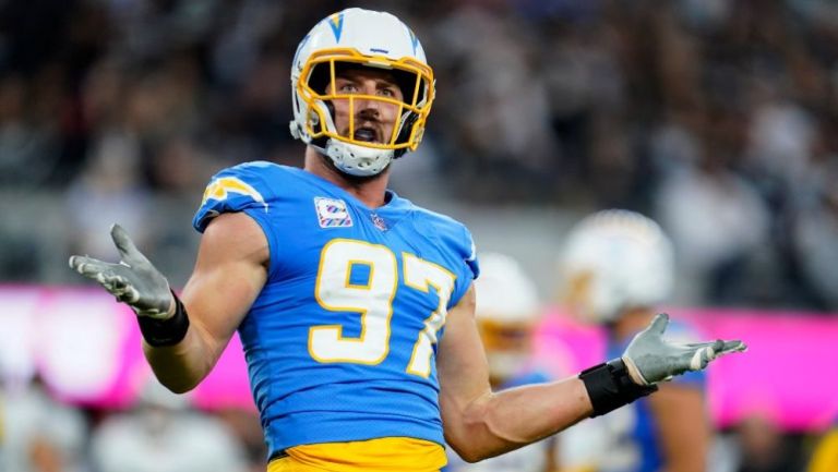 Joey Bosa en festejo con Chargers