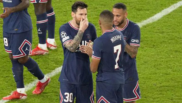 Mbappé, Messi y Neymar durante un duelo con el PSG