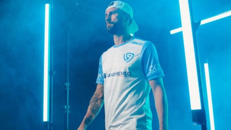 Miguel Layún, con la playera de 19esports