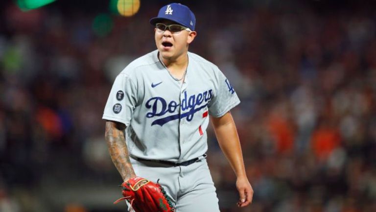 Julio Urías en acción ante San Francisco