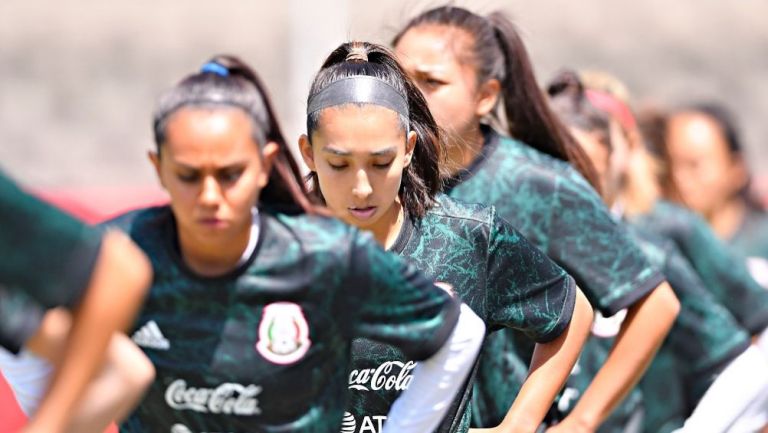 Jugadores de la Selección Mexicana en un calentamiento