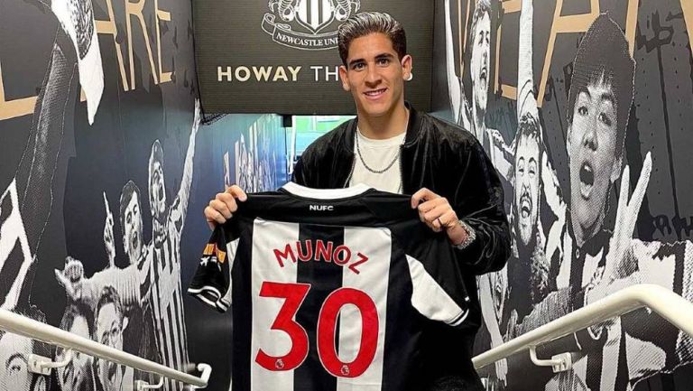 Muñoz durante su presentación con Newcastle