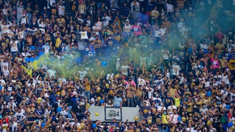 Afición de Pumas alienta a su equipo