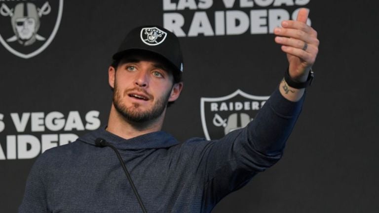 Derek Carr en conferencia de prensa