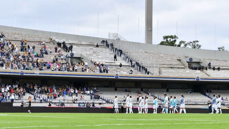 Pumas se acerca a cantar el Goya con la afición al finalizar el partido