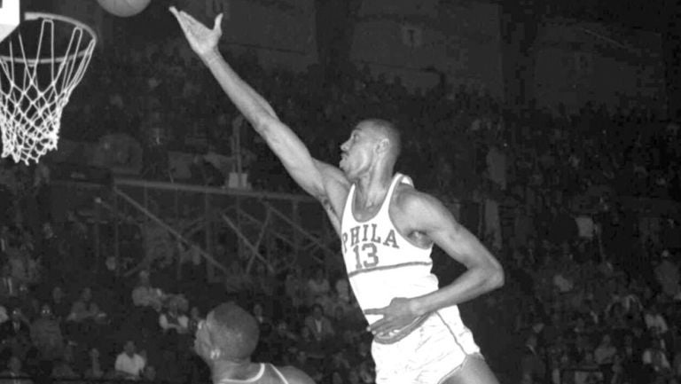 Wilt Chamberlain en acción con los Sixers