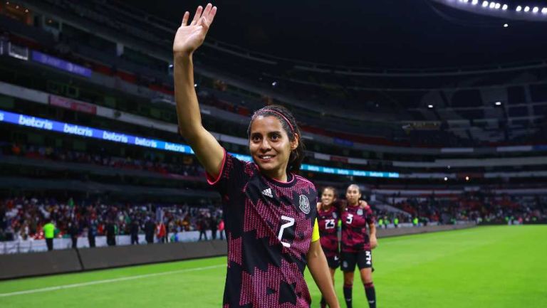 Kenti Robles en un partido con México