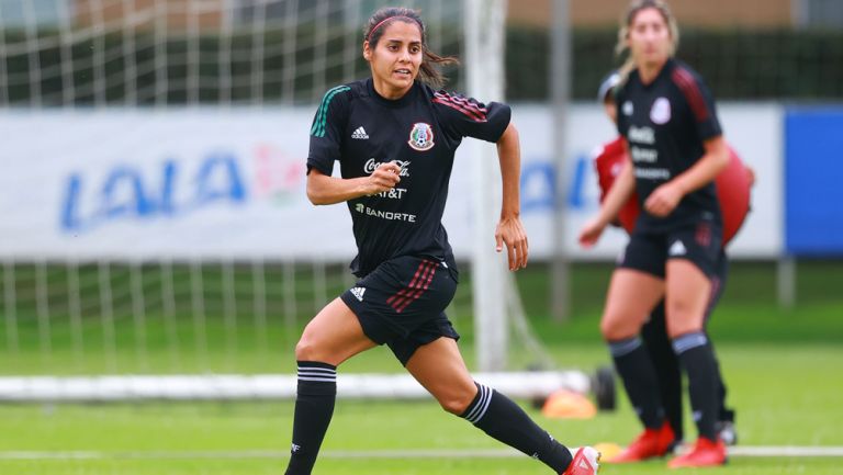 Kenti Robles en entrenamiento de la Selección Mexicana Femenil