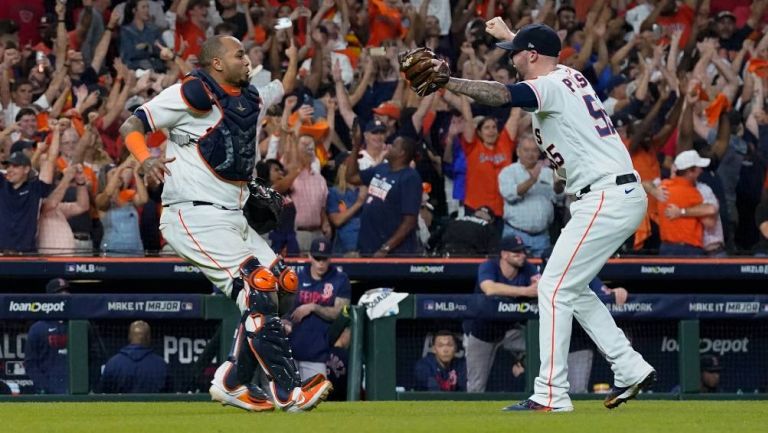 Los jugadores de los Astros festejando 