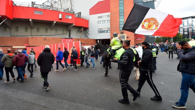 Aficionados del Manchester United a las afueras de Old Trafford