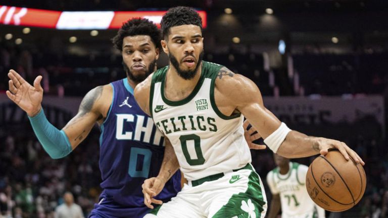 Miles Bridges y Jayson Tatum sobre la duela