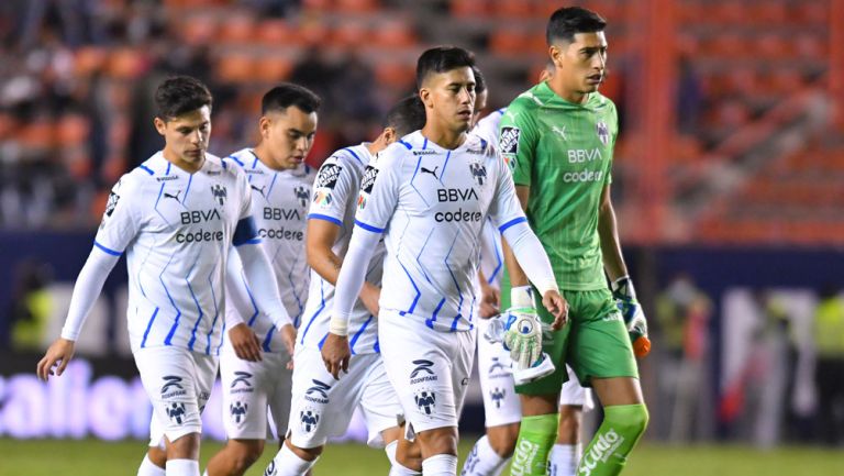 Jugadores de Rayados rumbo al vestuario