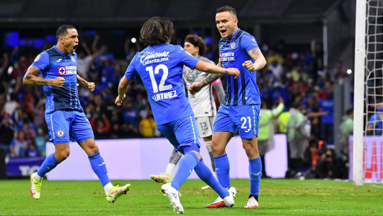 Jugadores de Cruz Azul en festejo de gol