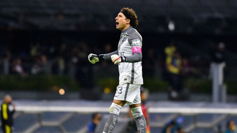 Guillermo Ochoa durante un partido con América