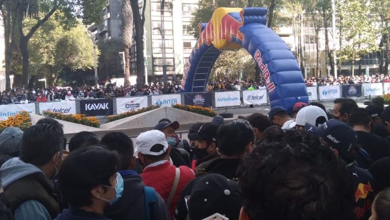 Aficionados en Reforma esperan por el show de Red Bull