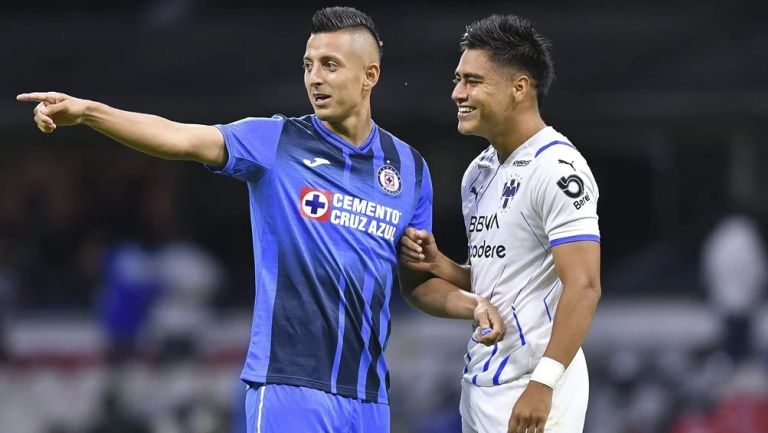 Alvarado y Gutiérrez platican en el último Cruz Azul vs Monterrey