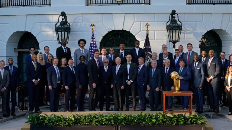 NBA: Joe Biden felicitó a los Bucks por campeonato y activismo