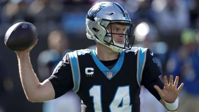 Sam Darnold en acción con los Panthers