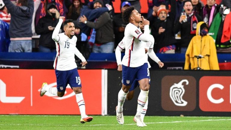 Jugadores de Estados Unidos festejando un gol a favor