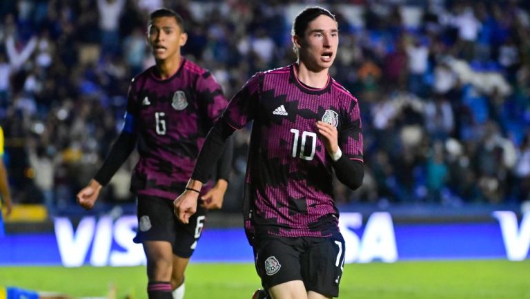 Marcelo Flores celebrando su gol ante Brasil